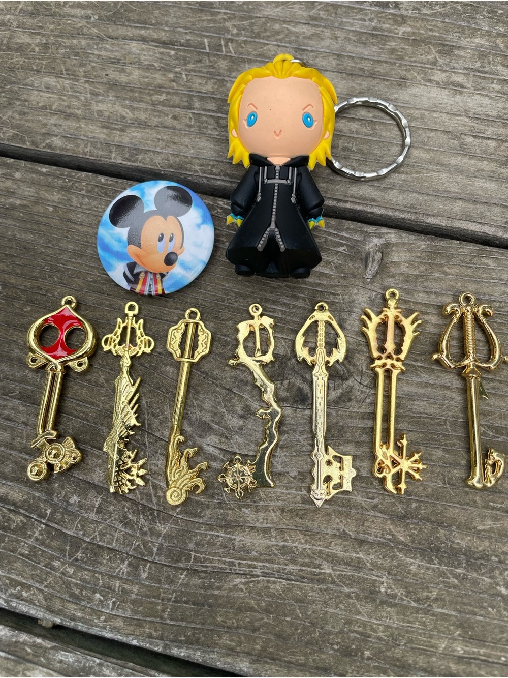 Kingdom Hearts Collector Lot – 7 Metal Keyblades + Roxas Keychain + Mickey Pin